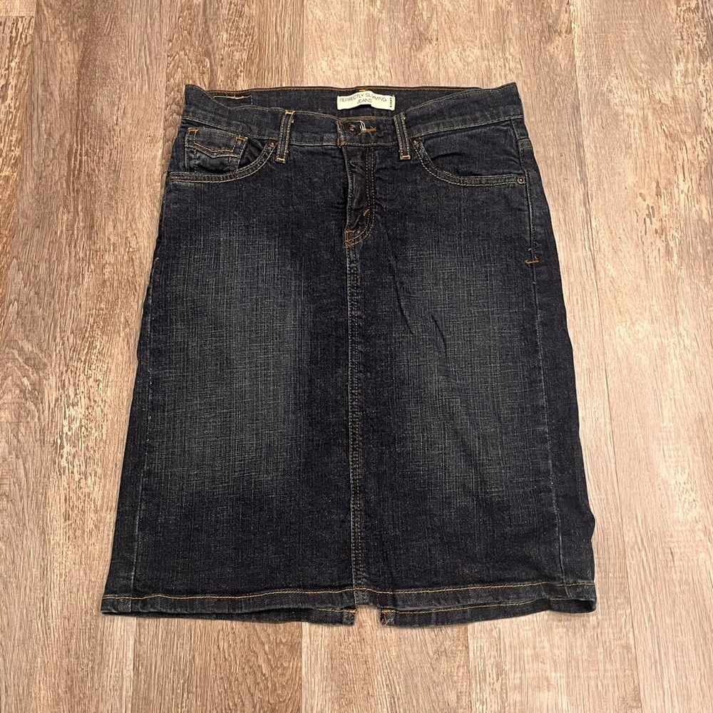 Levi’s Perfectly Slimming Jeans Women’s Denim Skirt Back Slit Size 4
